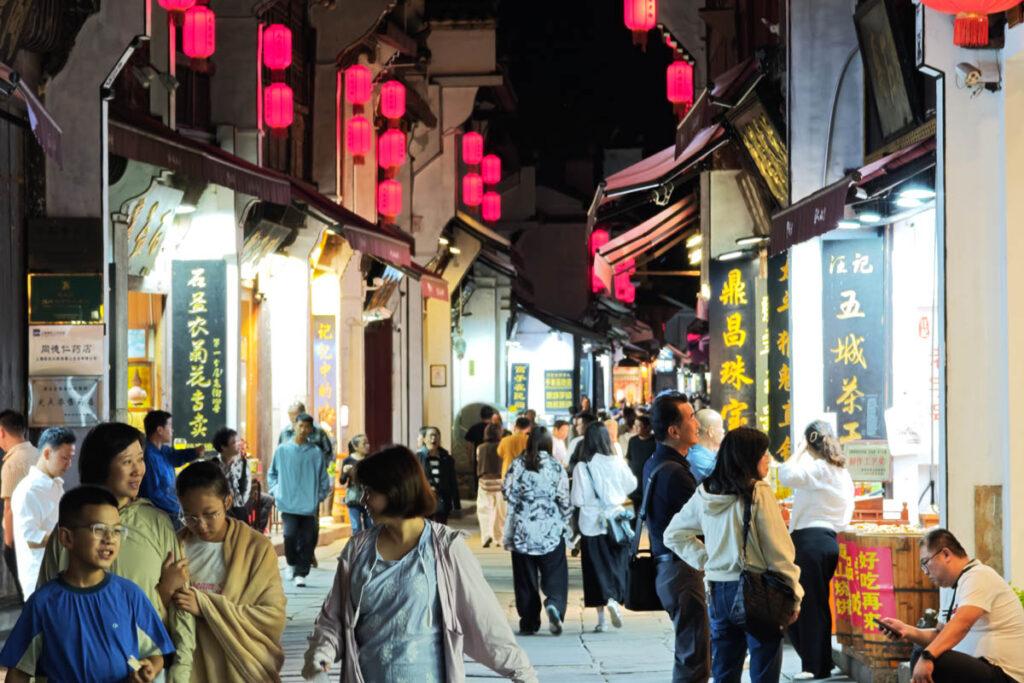 🏮安徽必去!屯溪老街夜遊X新安江畫廊:品味流動清明上河圖的千年徽州風情! @去旅行新聞網 🏮安徽必去!屯溪老街夜遊X新安江畫廊:品味流動清明上河圖的千年徽州風情! @去旅行新聞網