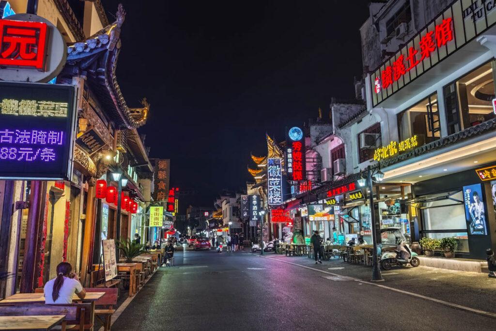 🏮安徽必去！屯溪老街夜遊X新安江畫廊：品味流動清明上河圖的千年徽州風情！ @去旅行新聞網