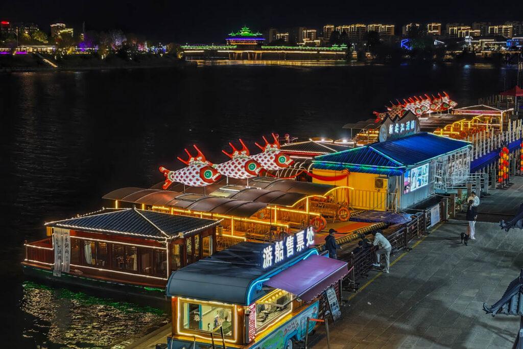 🏮安徽必去!屯溪老街夜遊X新安江畫廊:品味流動清明上河圖的千年徽州風情! @去旅行新聞網 🏮安徽必去!屯溪老街夜遊X新安江畫廊:品味流動清明上河圖的千年徽州風情! @去旅行新聞網