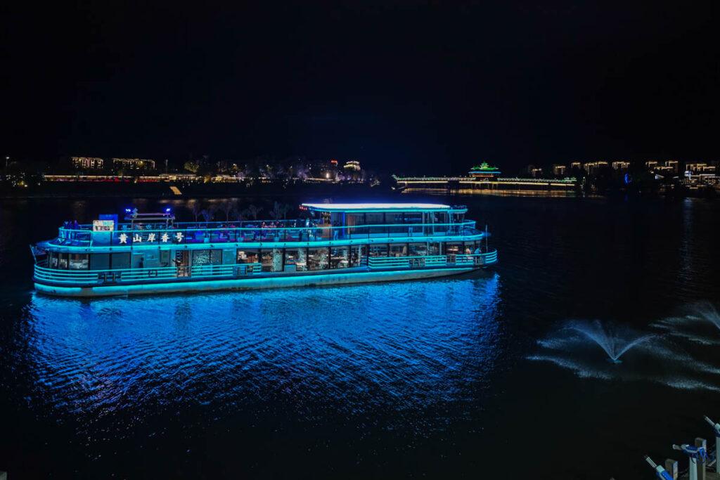 🏮安徽必去!屯溪老街夜遊X新安江畫廊:品味流動清明上河圖的千年徽州風情! @去旅行新聞網 🏮安徽必去!屯溪老街夜遊X新安江畫廊:品味流動清明上河圖的千年徽州風情! @去旅行新聞網