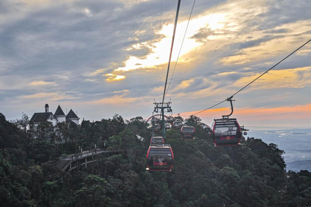 🏰 越南峴港|巴拿山度假勝地全攻略:佛手橋日出、歐洲古堡、啤酒廣場浪漫夜晚嗨趴全收錄 @去旅行新聞網 🏰 越南峴港|巴拿山度假勝地全攻略:佛手橋日出、歐洲古堡、啤酒廣場浪漫夜晚嗨趴全收錄 @去旅行新聞網