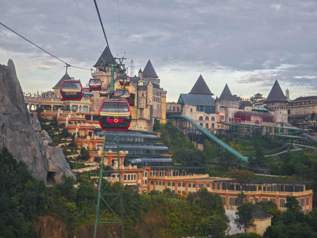 🏰 越南峴港|巴拿山度假勝地全攻略:佛手橋日出、歐洲古堡、啤酒廣場浪漫夜晚嗨趴全收錄 @去旅行新聞網 🏰 越南峴港|巴拿山度假勝地全攻略:佛手橋日出、歐洲古堡、啤酒廣場浪漫夜晚嗨趴全收錄 @去旅行新聞網