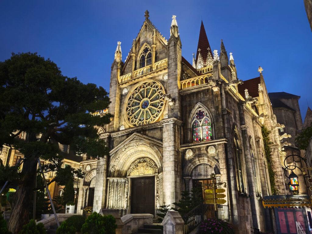 🏰 越南峴港｜巴拿山度假勝地全攻略：佛手橋日出、歐洲古堡、啤酒廣場浪漫夜晚嗨趴全收錄 @去旅行新聞網