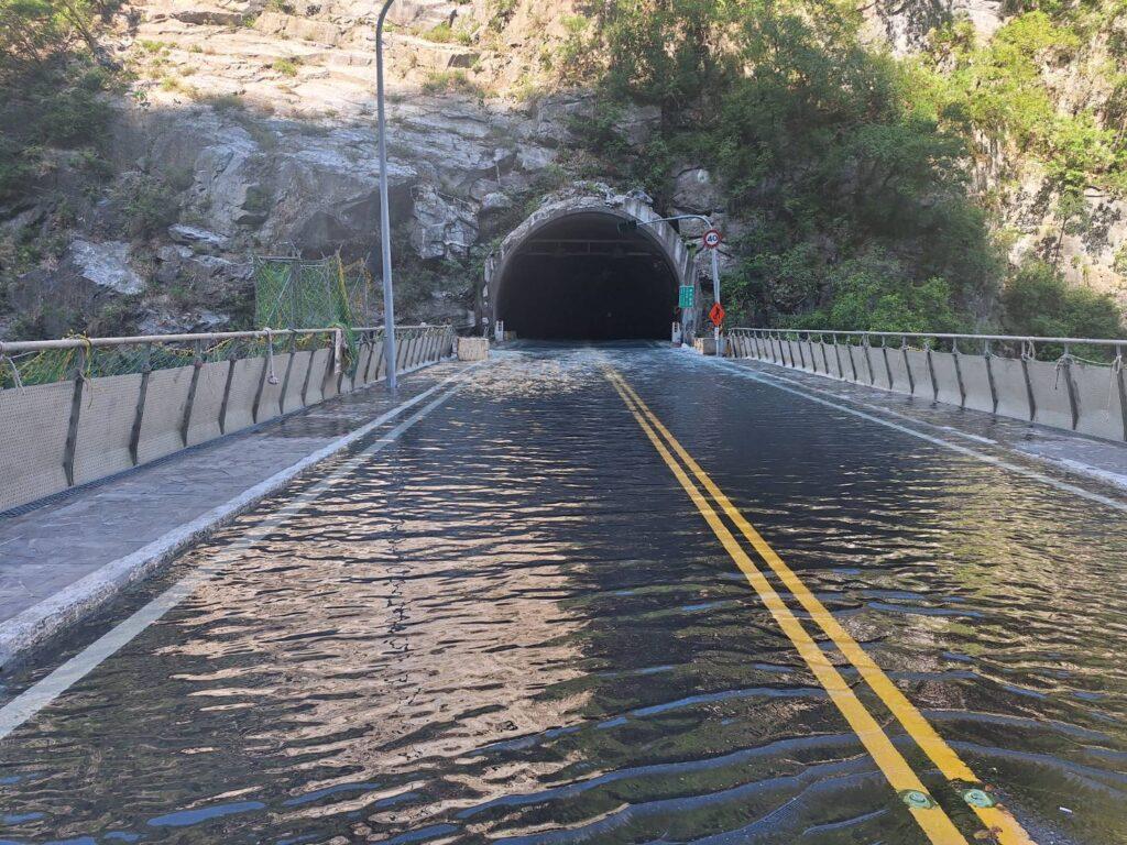 燕子口堰塞湖毗鄰中橫公路 動員機具進場評估壩體降挖 @去旅行新聞網