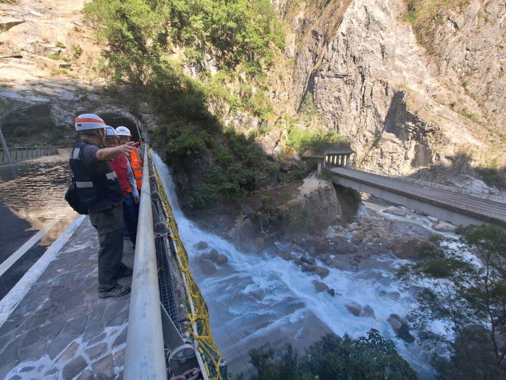 燕子口堰塞湖毗鄰中橫公路 動員機具進場評估壩體降挖 @去旅行新聞網