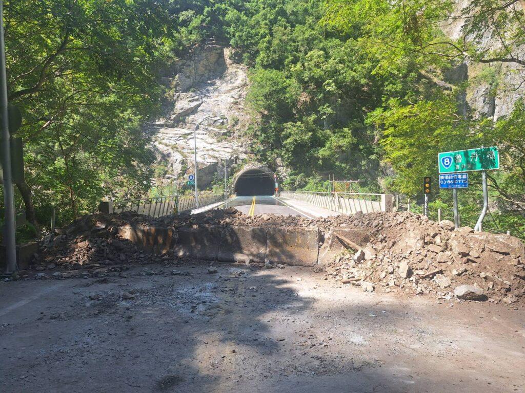 燕子口堰塞湖毗鄰中橫公路 動員機具進場評估壩體降挖 @去旅行新聞網