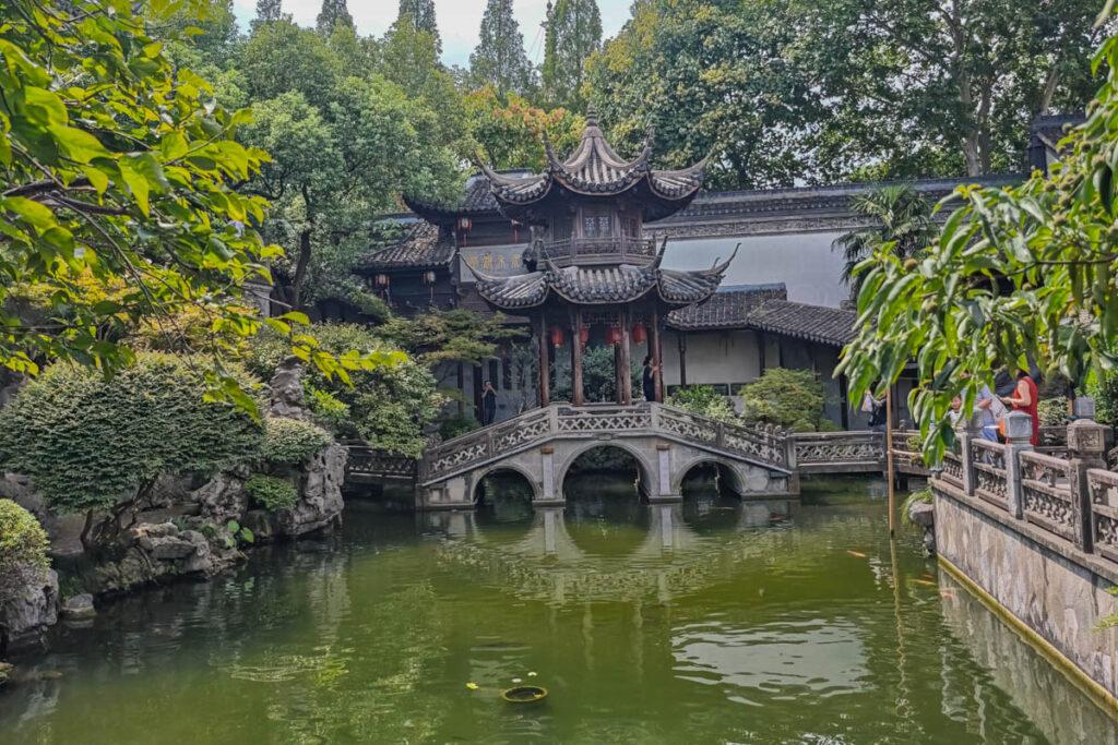 走進杭州胡雪巖故居:探秘紅頂商人的傳奇與清末第一豪宅的奢華興衰! @去旅行新聞網 走進杭州胡雪巖故居:探秘紅頂商人的傳奇與清末第一豪宅的奢華興衰! @去旅行新聞網