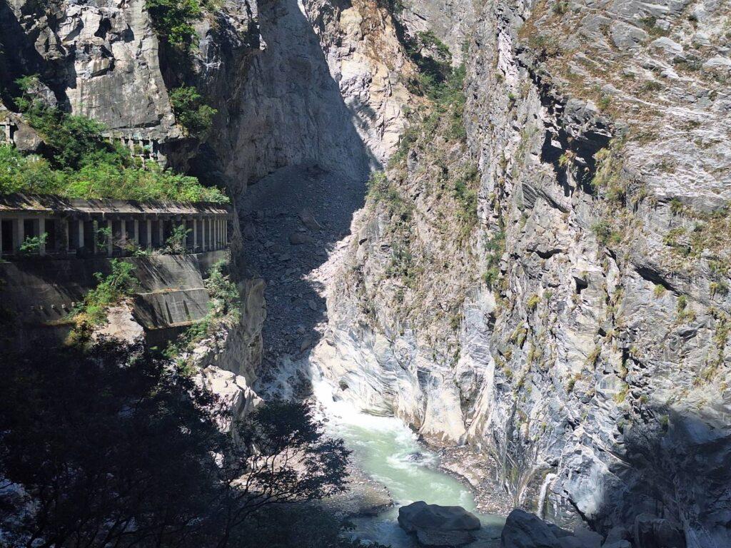 燕子口堰塞湖毗鄰中橫公路 動員機具進場評估壩體降挖 @去旅行新聞網