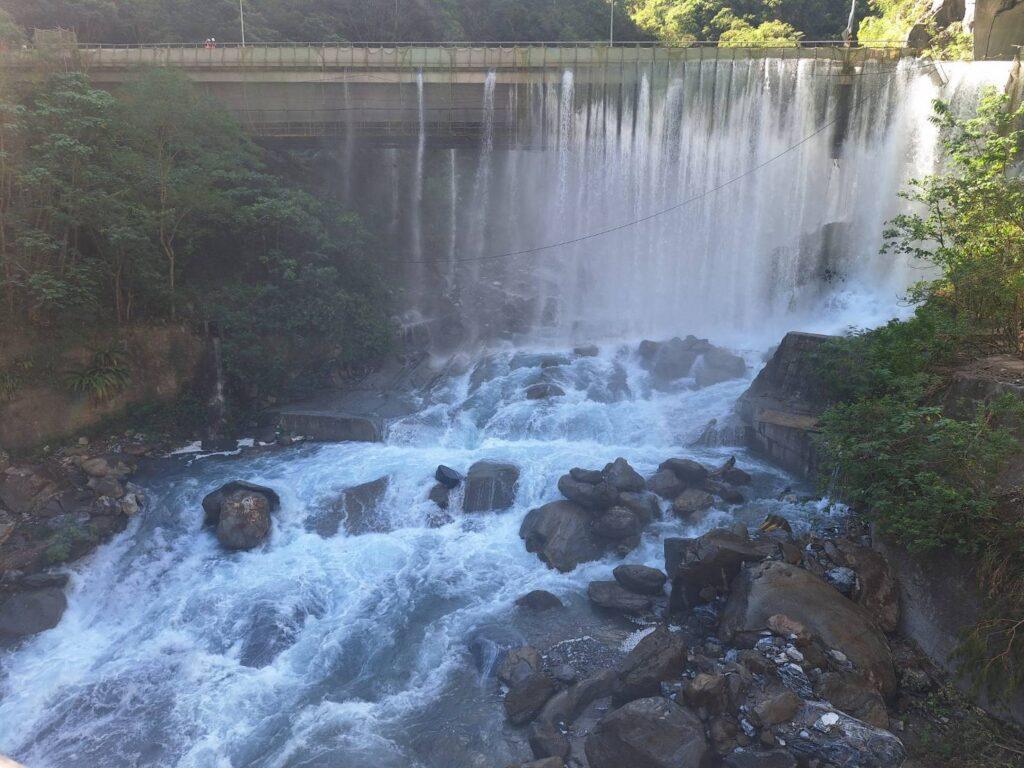 燕子口堰塞湖毗鄰中橫公路 動員機具進場評估壩體降挖 @去旅行新聞網