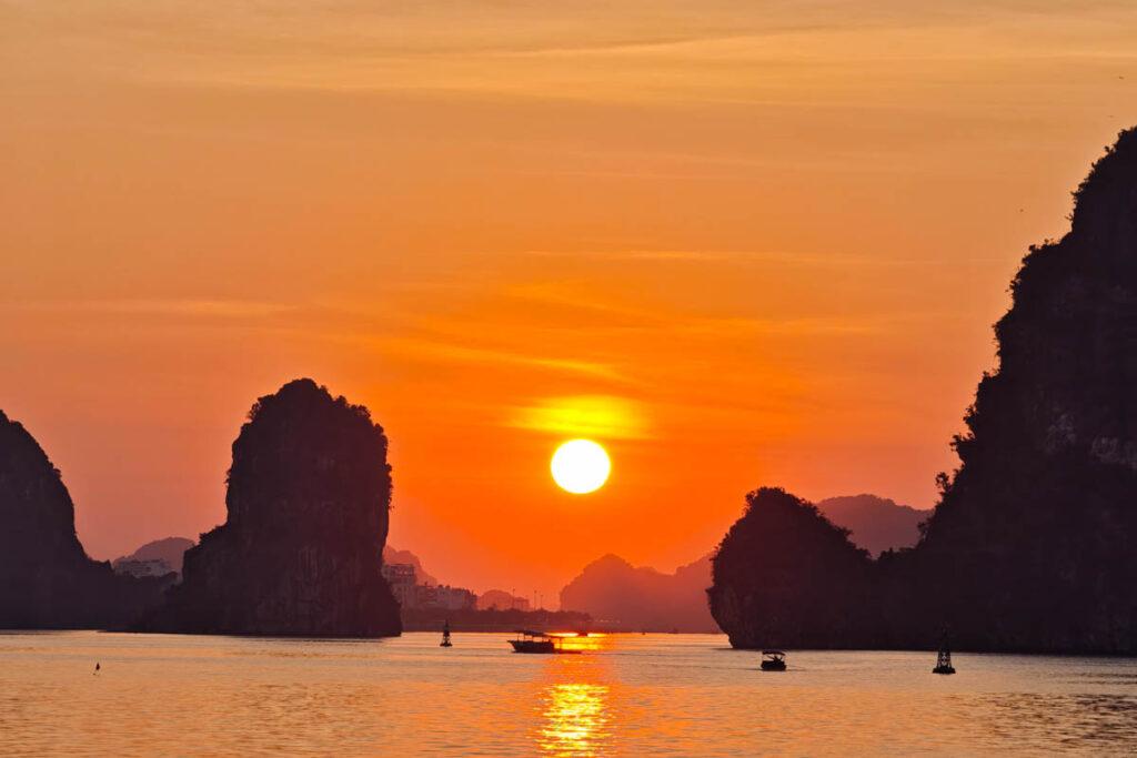 深度體驗下龍灣的清晨！從海上日出到鴻基市場，現炸花枝餅，感受越南真實生活與文化魅力。 @去旅行新聞網