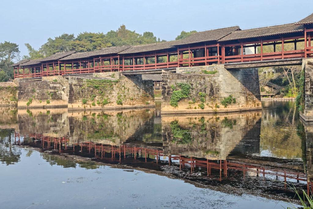 婺源清華彩虹橋:橫跨水上的「時間長廊」,邂逅最詩意古徽州 @去旅行新聞網 婺源清華彩虹橋:橫跨水上的「時間長廊」,邂逅最詩意古徽州 @去旅行新聞網