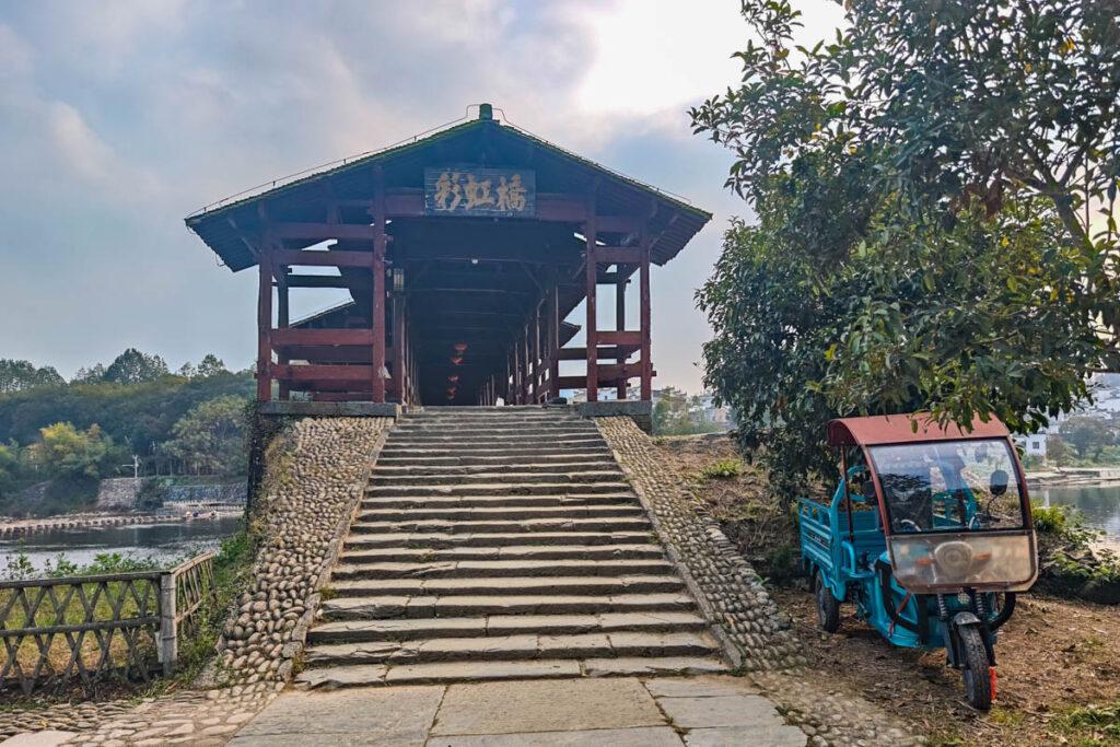 婺源清華彩虹橋：橫跨水上的「時間長廊」，邂逅最詩意古徽州 @去旅行新聞網