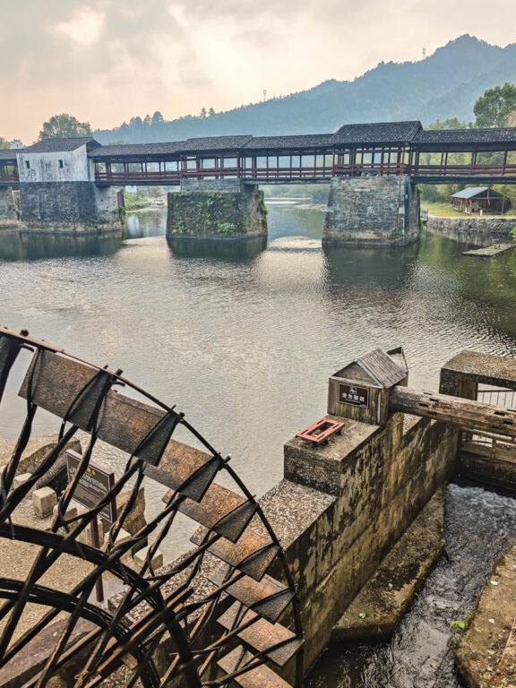 婺源清華彩虹橋:橫跨水上的「時間長廊」,邂逅最詩意古徽州 @去旅行新聞網 婺源清華彩虹橋:橫跨水上的「時間長廊」,邂逅最詩意古徽州 @去旅行新聞網