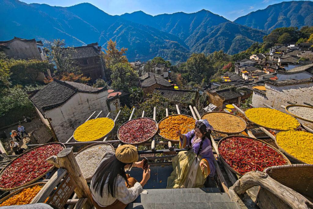 🔥婺源篁嶺:上帝打翻的調色盤!一場古村的詩意小旅行與「曬秋」盛宴 @去旅行新聞網 🔥婺源篁嶺:上帝打翻的調色盤!一場古村的詩意小旅行與「曬秋」盛宴 @去旅行新聞網