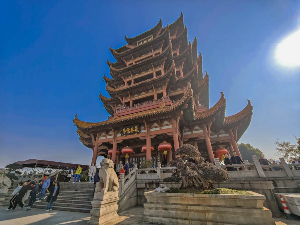 在武漢黃鶴樓，感受秋日的詩意與歷史！江水悠悠，把心事說給風聽 @去旅行新聞網