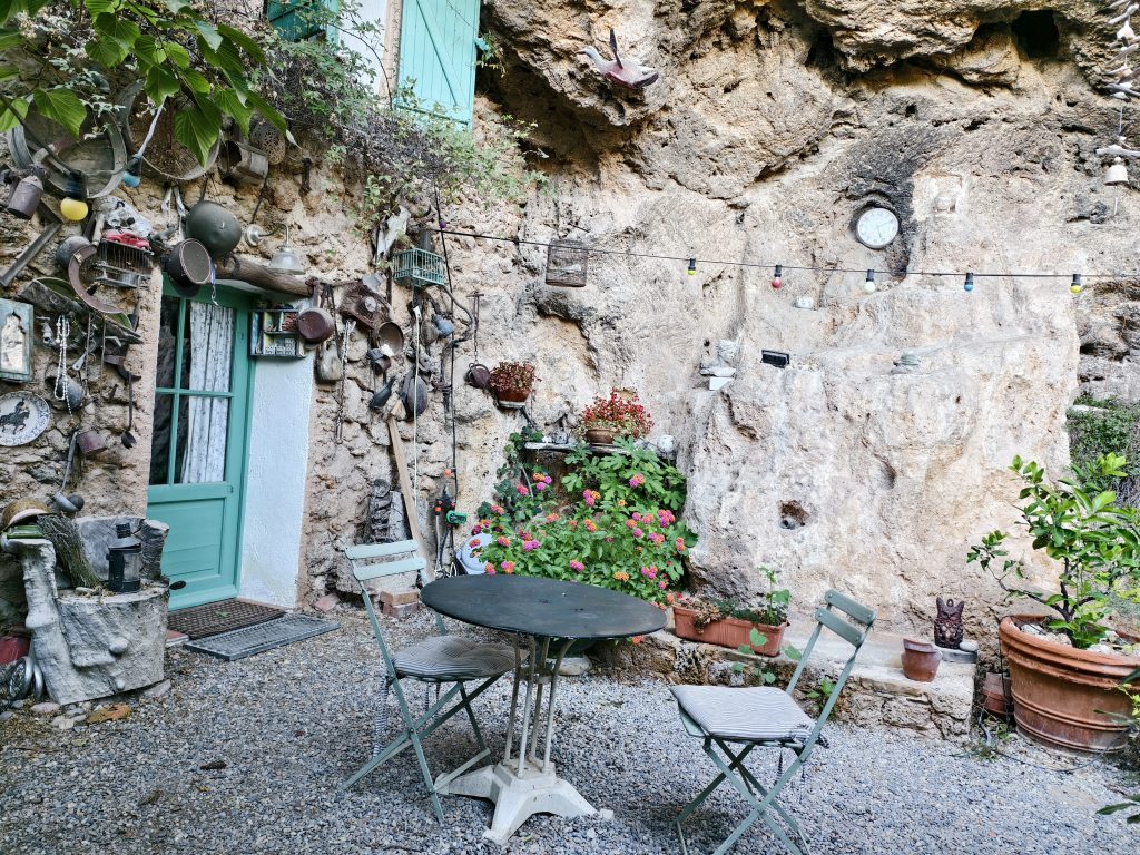 普羅旺斯秘境:科蒂尼亞克Cotignac深度遊,百年山崖洞穴與米其林綠星生態村 @去旅行新聞網 普羅旺斯秘境:科蒂尼亞克Cotignac深度遊,百年山崖洞穴與米其林綠星生態村 @去旅行新聞網