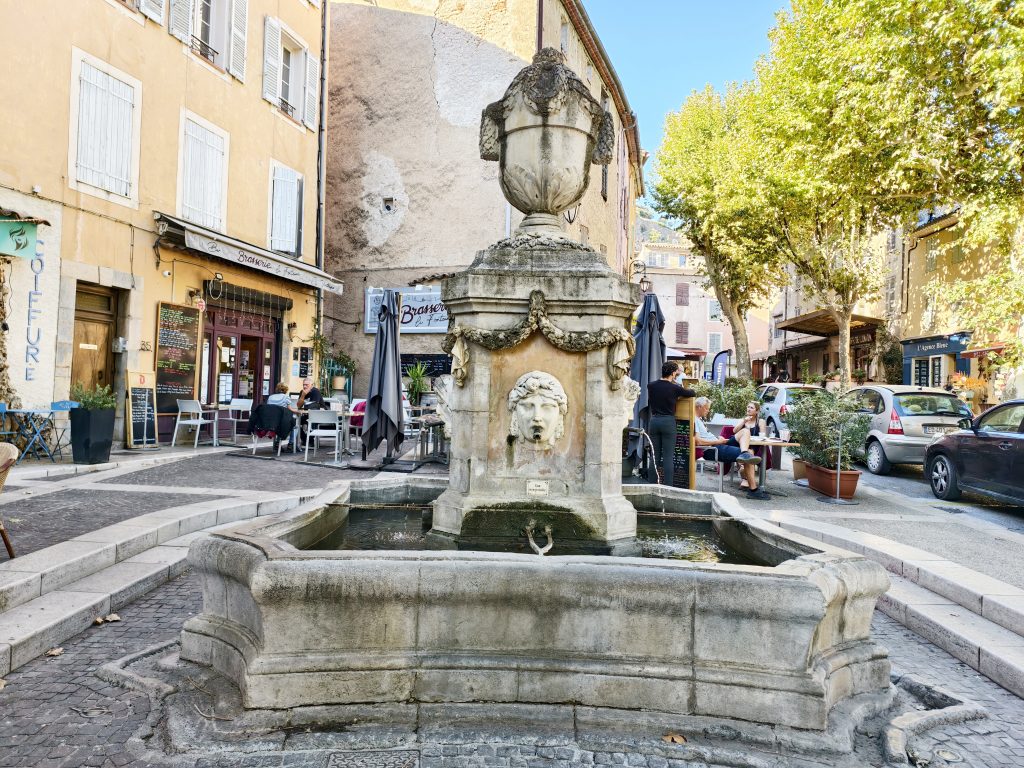 普羅旺斯秘境:科蒂尼亞克Cotignac深度遊,百年山崖洞穴與米其林綠星生態村 @去旅行新聞網 普羅旺斯秘境:科蒂尼亞克Cotignac深度遊,百年山崖洞穴與米其林綠星生態村 @去旅行新聞網