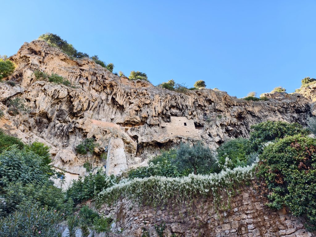 普羅旺斯秘境:科蒂尼亞克Cotignac深度遊,百年山崖洞穴與米其林綠星生態村 @去旅行新聞網 普羅旺斯秘境:科蒂尼亞克Cotignac深度遊,百年山崖洞穴與米其林綠星生態村 @去旅行新聞網