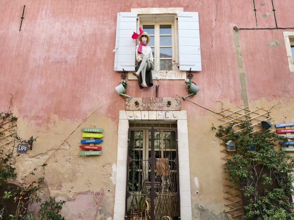 法國普羅旺斯|呂貝隆Luberon山居歲月:探訪戈爾德Gordes石頭城與薰衣草秘境深度攻略 @去旅行新聞網 法國普羅旺斯|呂貝隆Luberon山居歲月:探訪戈爾德Gordes石頭城與薰衣草秘境深度攻略 @去旅行新聞網