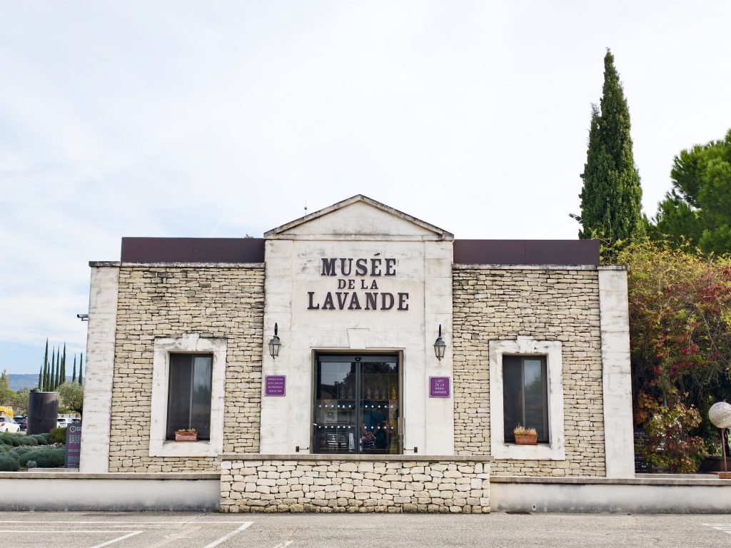 法國普羅旺斯|呂貝隆Luberon山居歲月:探訪戈爾德Gordes石頭城與薰衣草秘境深度攻略 @去旅行新聞網 法國普羅旺斯|呂貝隆Luberon山居歲月:探訪戈爾德Gordes石頭城與薰衣草秘境深度攻略 @去旅行新聞網