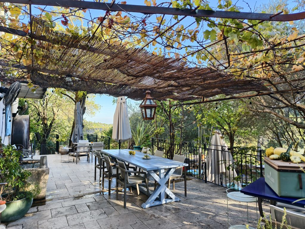 普羅旺斯秘境:科蒂尼亞克Cotignac深度遊,百年山崖洞穴與米其林綠星生態村 @去旅行新聞網 普羅旺斯秘境:科蒂尼亞克Cotignac深度遊,百年山崖洞穴與米其林綠星生態村 @去旅行新聞網