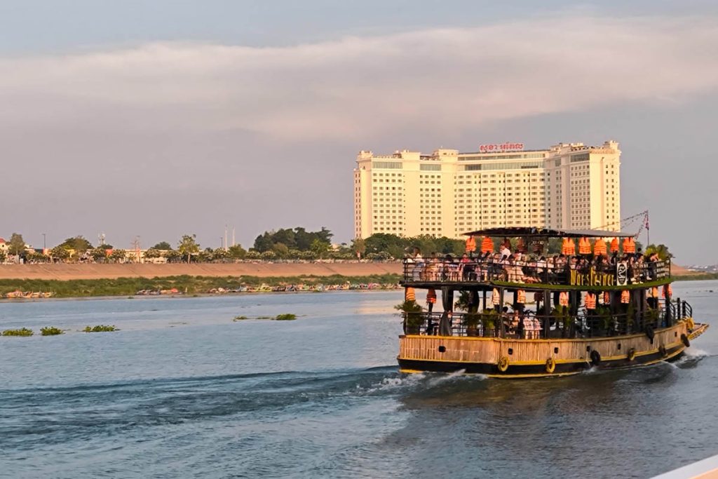 金邊四臂河日落巡禮|在東南亞十字水口,讀一首用光寫成的史詩 @去旅行新聞網 金邊四臂河日落巡禮|在東南亞十字水口,讀一首用光寫成的史詩 @去旅行新聞網