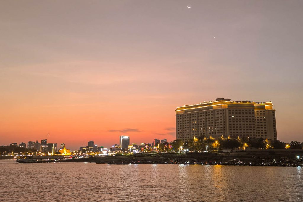 金邊四臂河日落巡禮|在東南亞十字水口,讀一首用光寫成的史詩 @去旅行新聞網 金邊四臂河日落巡禮|在東南亞十字水口,讀一首用光寫成的史詩 @去旅行新聞網