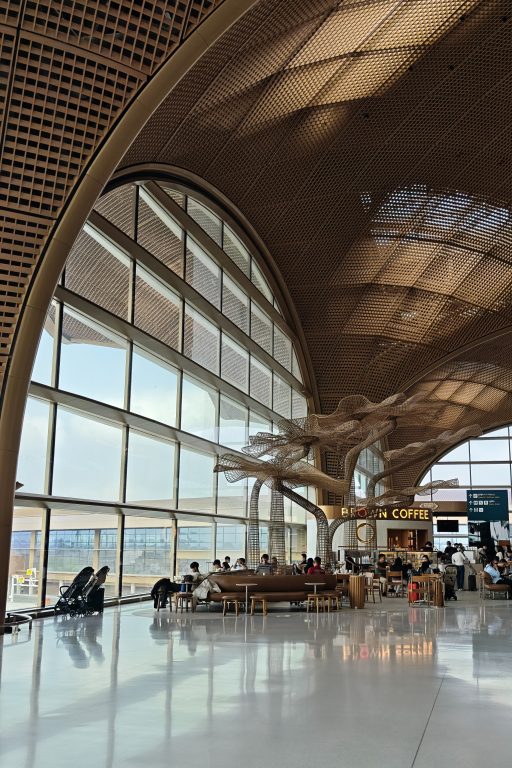 柬埔寨金邊新門戶!德崇國際機場(TIA)深度解析:設計、通關、交通指南 @去旅行新聞網 柬埔寨金邊新門戶!德崇國際機場(TIA)深度解析:設計、通關、交通指南 @去旅行新聞網