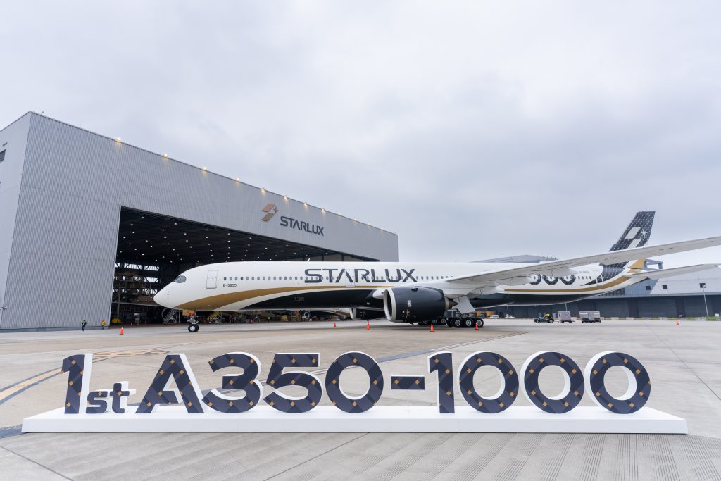 6.星宇航空A350-1000採用全新特殊塗裝，融合A350-1000採用碳纖維複合材的概念，將專屬的碳纖維編織繪上尾翼，今日首度在桃園機場亮相。