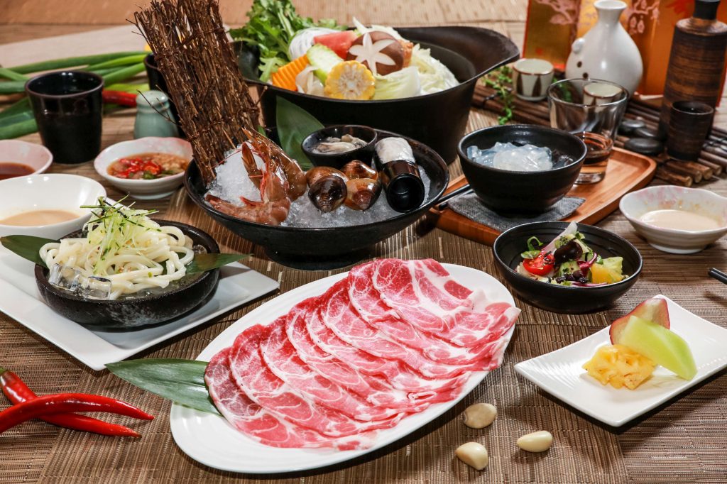 圖說6 月兒彎彎餐廳套餐，第二套半價優惠，享受春日限定美食與親友歡聚時光。(菜色隨季節調整)