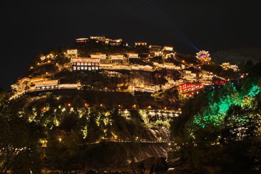 望仙谷深度旅遊攻略:江西懸崖上的清明上河圖,探索仙俠幻境與夢幻夜景 望仙谷深度旅遊攻略:江西懸崖上的清明上河圖,探索仙俠幻境與夢幻夜景 @去旅行新聞網