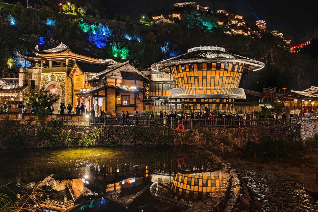 望仙谷深度旅遊攻略:江西懸崖上的清明上河圖,探索仙俠幻境與夢幻夜景 望仙谷深度旅遊攻略:江西懸崖上的清明上河圖,探索仙俠幻境與夢幻夜景 @去旅行新聞網