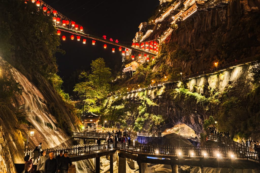 望仙谷深度旅遊攻略:江西懸崖上的清明上河圖,探索仙俠幻境與夢幻夜景 望仙谷深度旅遊攻略:江西懸崖上的清明上河圖,探索仙俠幻境與夢幻夜景 @去旅行新聞網