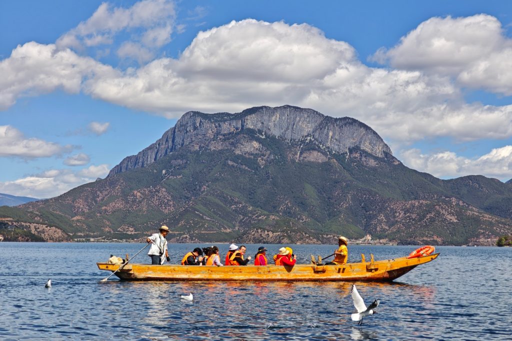 瀘沽湖豬槽船|與海鷗、女神山、夫妻樹的晨光悄悄話:一趟浪漫走婚文化的深度體驗 瀘沽湖豬槽船|與海鷗、女神山、夫妻樹的晨光悄悄話:一趟浪漫走婚文化的深度體驗 @去旅行新聞網