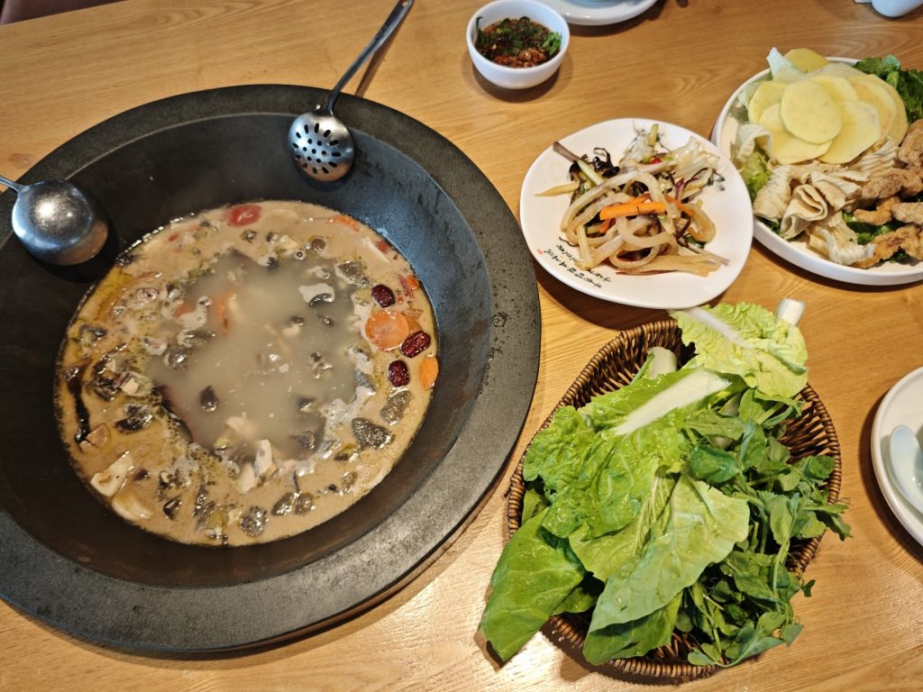 瀘沽湖豬槽船|與海鷗、女神山、夫妻樹的晨光悄悄話:一趟浪漫走婚文化的深度體驗 瀘沽湖豬槽船|與海鷗、女神山、夫妻樹的晨光悄悄話:一趟浪漫走婚文化的深度體驗 @去旅行新聞網