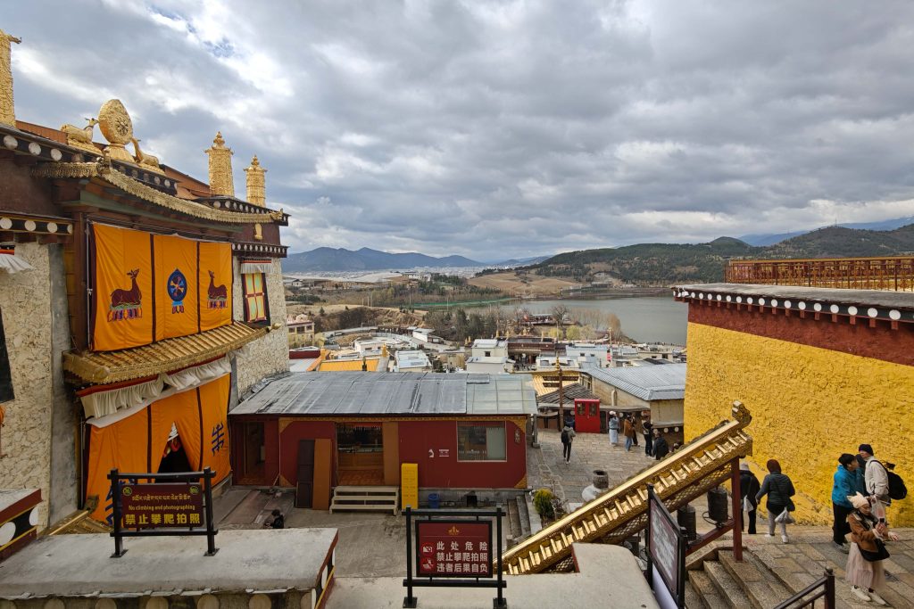 深度探索雲南香格里拉必去景點:噶丹·松贊林寺建築、歷史與朝聖攻略 深度探索雲南香格里拉必去景點:噶丹·松贊林寺建築、歷史與朝聖攻略 @去旅行新聞網