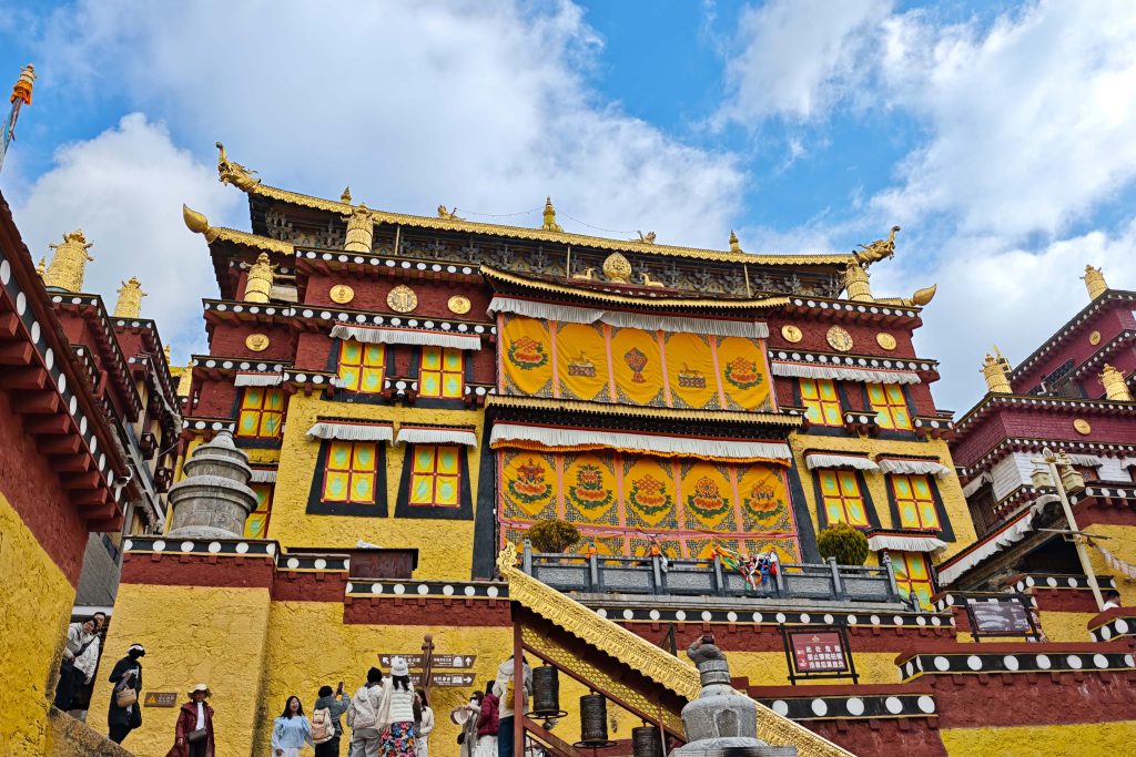 深度探索雲南香格里拉必去景點:噶丹·松贊林寺建築、歷史與朝聖攻略 深度探索雲南香格里拉必去景點:噶丹·松贊林寺建築、歷史與朝聖攻略 @去旅行新聞網