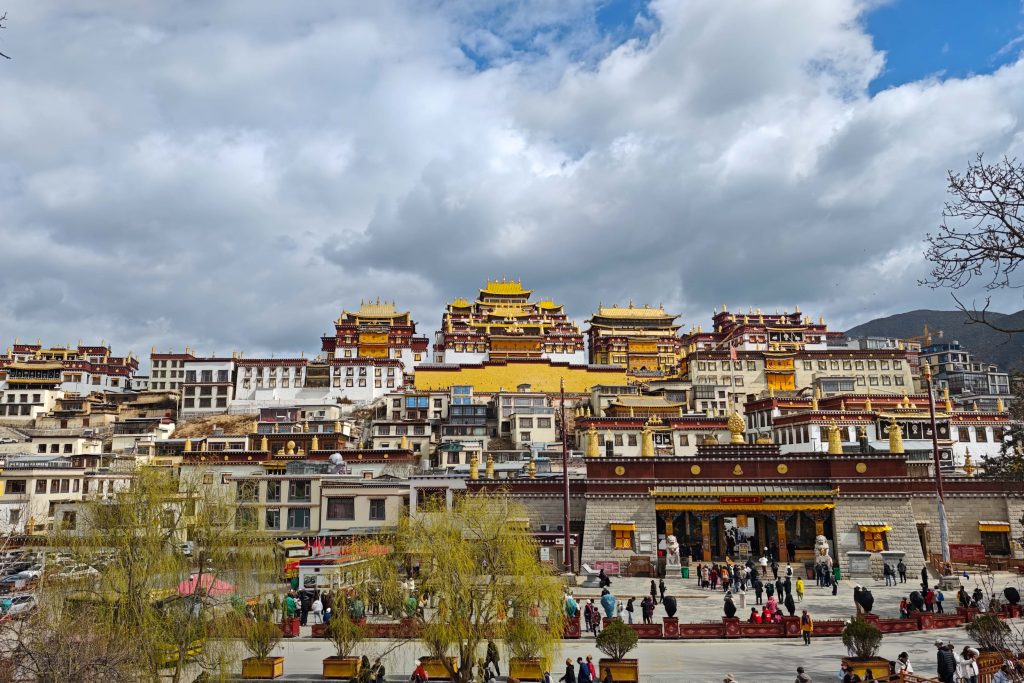 深度探索雲南香格里拉必去景點:噶丹·松贊林寺建築、歷史與朝聖攻略 深度探索雲南香格里拉必去景點:噶丹·松贊林寺建築、歷史與朝聖攻略 @去旅行新聞網