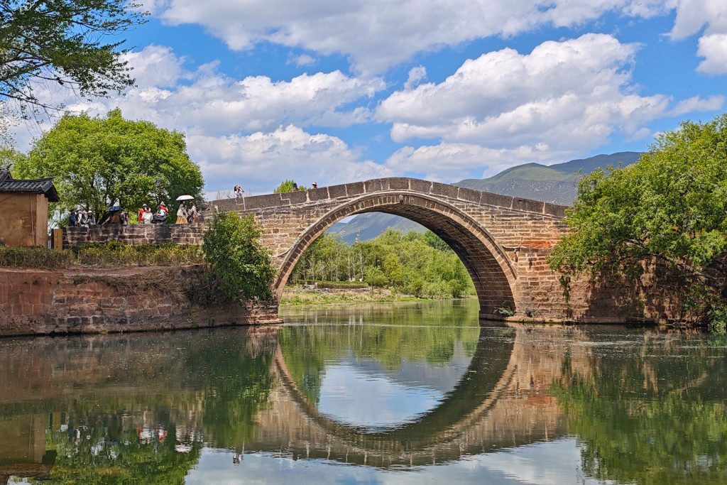 走進雲南沙溪:茶馬古道上的詩意古鎮,體驗《去有風的地方》裡的慢生活 走進雲南沙溪:茶馬古道上的詩意古鎮,體驗《去有風的地方》裡的慢生活 @去旅行新聞網