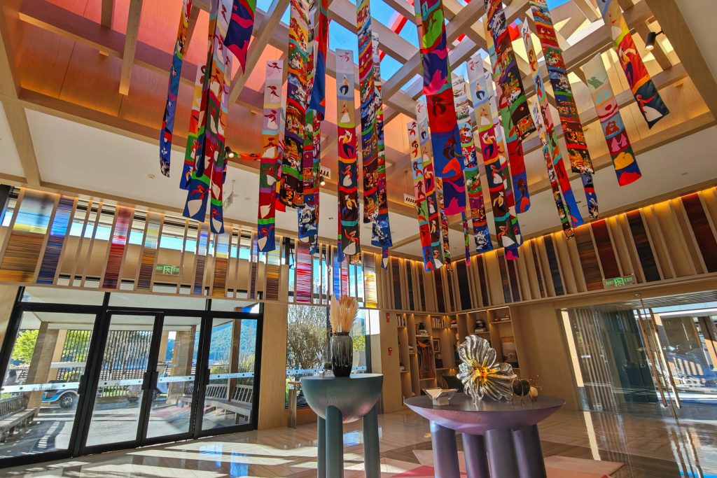 瀘沽湖英迪格酒店開箱:摩梭女兒國的現代隱世奢華體驗,格姆女神山腳下的文化沉浸之旅 瀘沽湖英迪格酒店開箱:摩梭女兒國的現代隱世奢華體驗,格姆女神山腳下的文化沉浸之旅 @去旅行新聞網