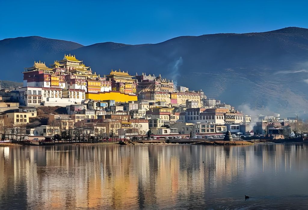 深度探索雲南香格里拉必去景點:噶丹·松贊林寺建築、歷史與朝聖攻略 深度探索雲南香格里拉必去景點:噶丹·松贊林寺建築、歷史與朝聖攻略 @去旅行新聞網