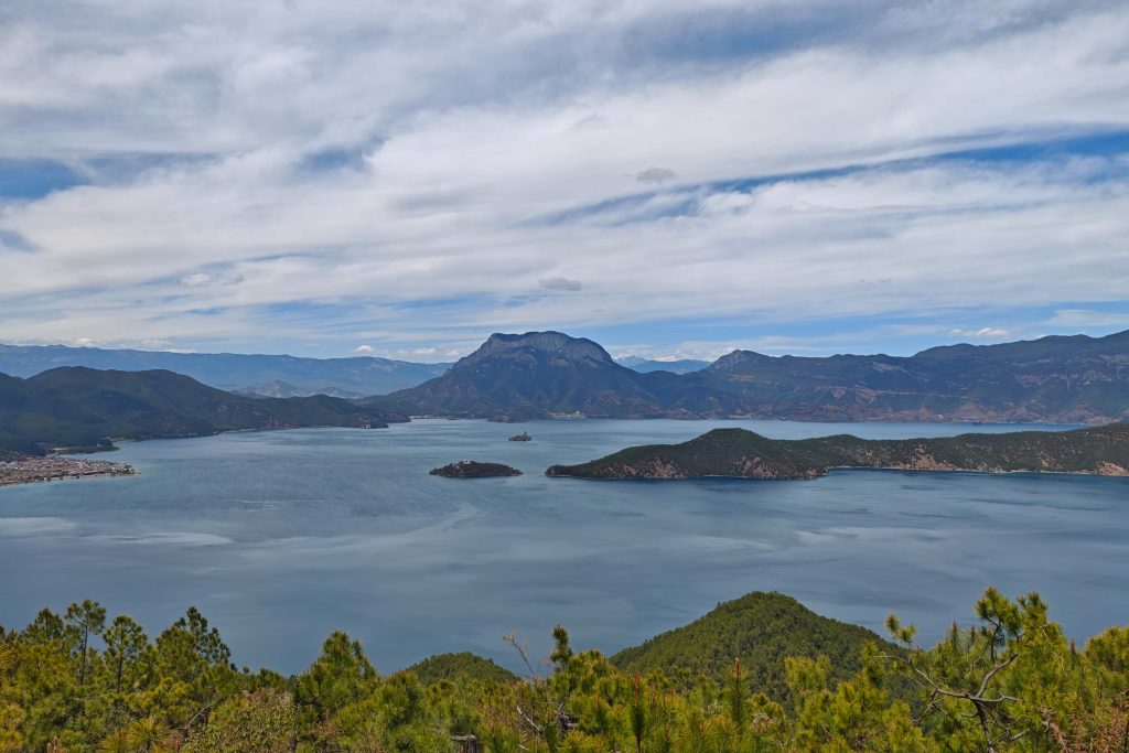 走進瀘沽湖女兒國:從金沙江第一灣到情人橋,深度體驗摩梭人的愛情與生活 走進瀘沽湖女兒國:從金沙江第一灣到情人橋,深度體驗摩梭人的愛情與生活 @去旅行新聞網