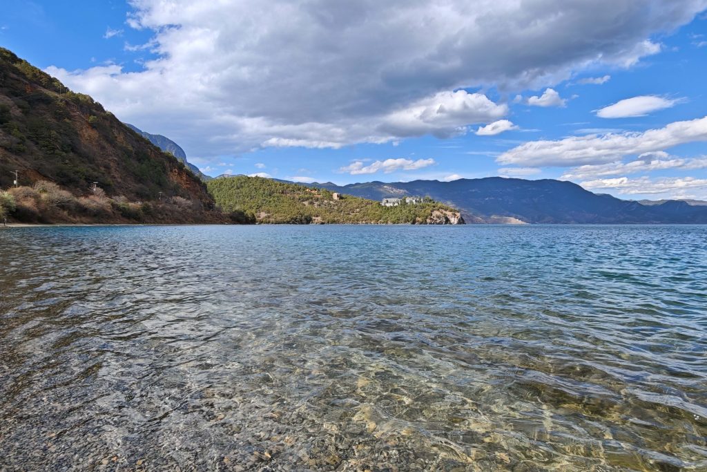 走進瀘沽湖女兒國:從金沙江第一灣到情人橋,深度體驗摩梭人的愛情與生活 走進瀘沽湖女兒國:從金沙江第一灣到情人橋,深度體驗摩梭人的愛情與生活 @去旅行新聞網