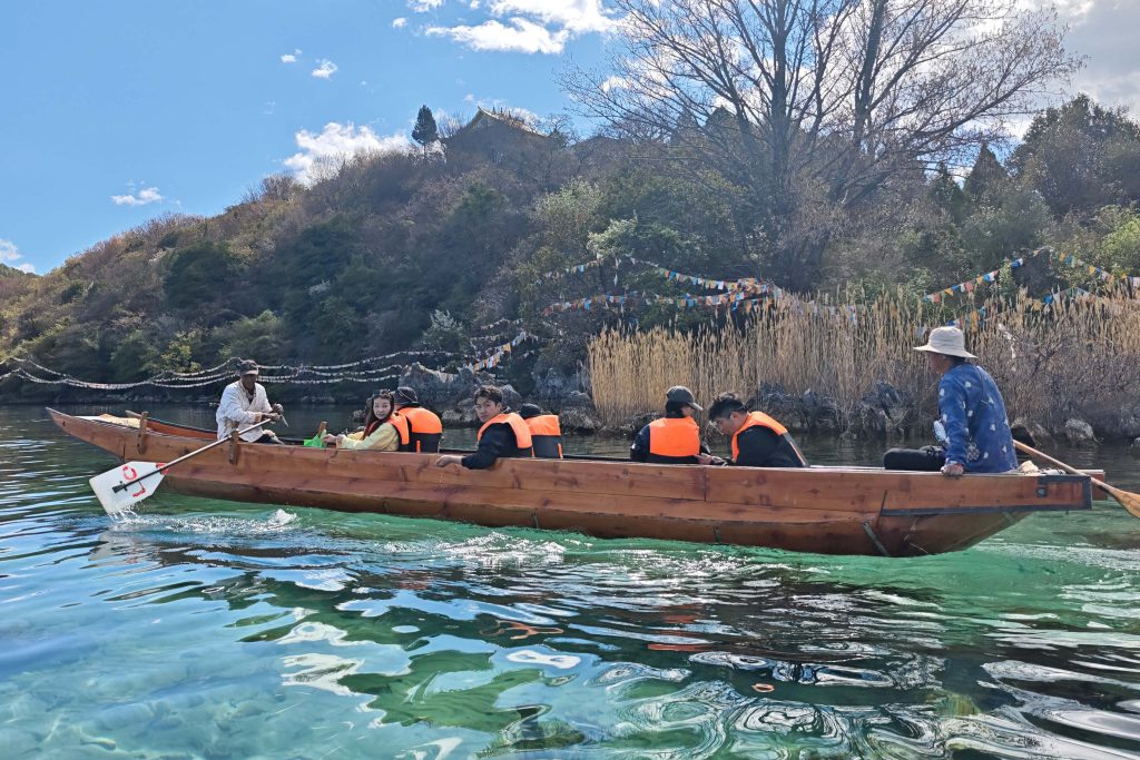 瀘沽湖豬槽船|與海鷗、女神山、夫妻樹的晨光悄悄話:一趟浪漫走婚文化的深度體驗 瀘沽湖豬槽船|與海鷗、女神山、夫妻樹的晨光悄悄話:一趟浪漫走婚文化的深度體驗 @去旅行新聞網