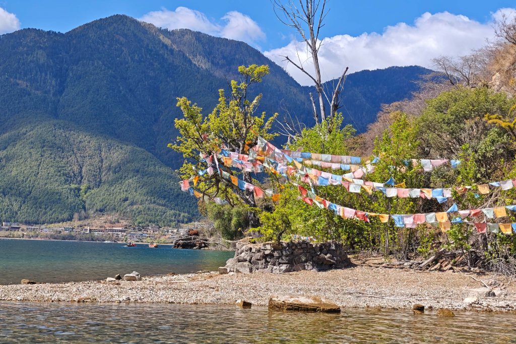 瀘沽湖豬槽船|與海鷗、女神山、夫妻樹的晨光悄悄話:一趟浪漫走婚文化的深度體驗 瀘沽湖豬槽船|與海鷗、女神山、夫妻樹的晨光悄悄話:一趟浪漫走婚文化的深度體驗 @去旅行新聞網