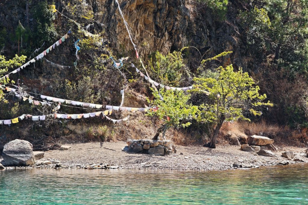 瀘沽湖豬槽船|與海鷗、女神山、夫妻樹的晨光悄悄話:一趟浪漫走婚文化的深度體驗 瀘沽湖豬槽船|與海鷗、女神山、夫妻樹的晨光悄悄話:一趟浪漫走婚文化的深度體驗 @去旅行新聞網