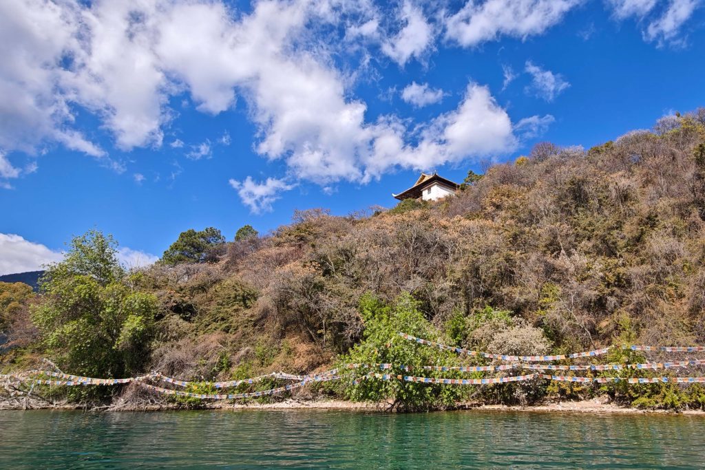 瀘沽湖豬槽船|與海鷗、女神山、夫妻樹的晨光悄悄話:一趟浪漫走婚文化的深度體驗 瀘沽湖豬槽船|與海鷗、女神山、夫妻樹的晨光悄悄話:一趟浪漫走婚文化的深度體驗 @去旅行新聞網