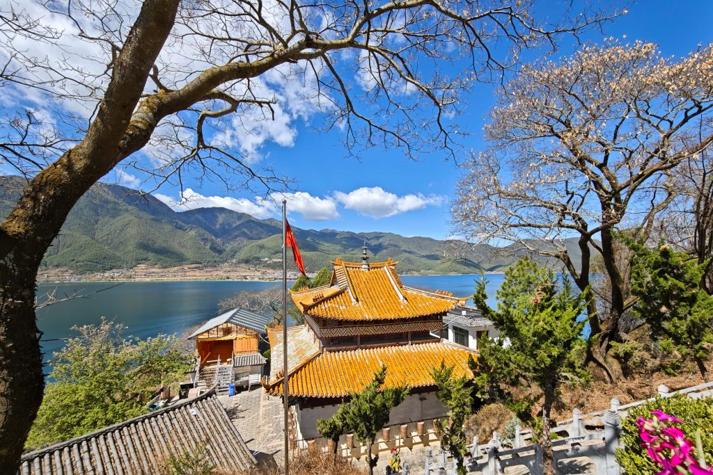 瀘沽湖豬槽船|與海鷗、女神山、夫妻樹的晨光悄悄話:一趟浪漫走婚文化的深度體驗 瀘沽湖豬槽船|與海鷗、女神山、夫妻樹的晨光悄悄話:一趟浪漫走婚文化的深度體驗 @去旅行新聞網