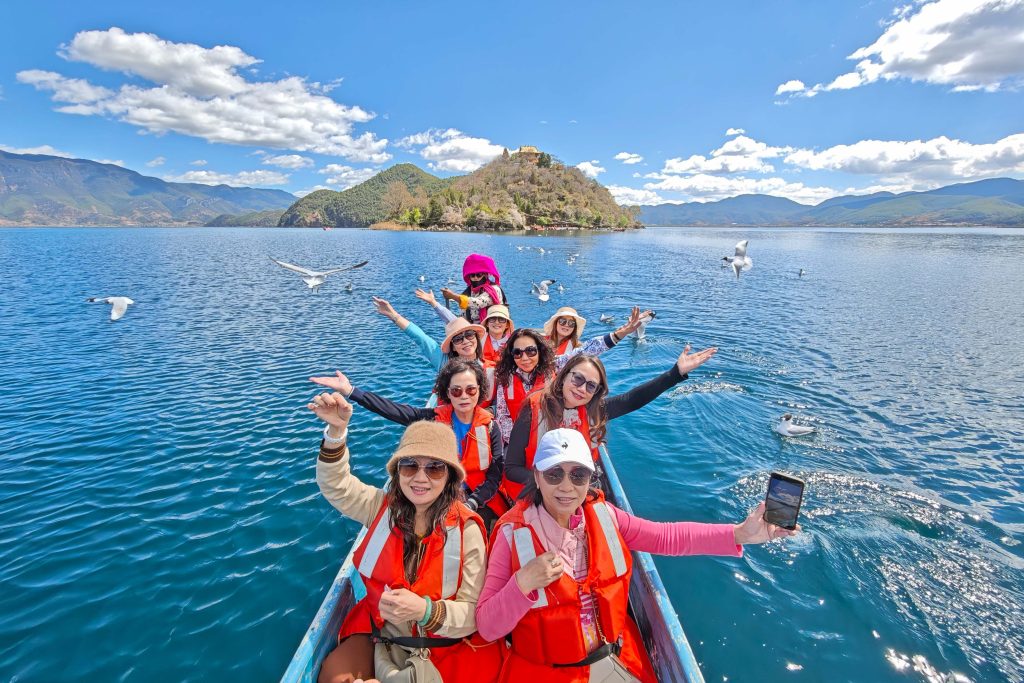 瀘沽湖豬槽船|與海鷗、女神山、夫妻樹的晨光悄悄話:一趟浪漫走婚文化的深度體驗 瀘沽湖豬槽船|與海鷗、女神山、夫妻樹的晨光悄悄話:一趟浪漫走婚文化的深度體驗 @去旅行新聞網