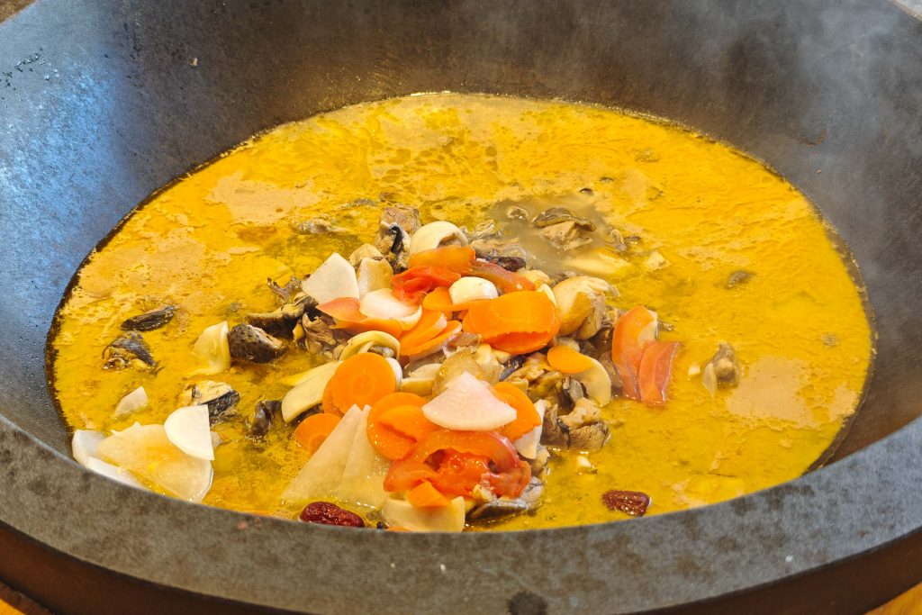 瀘沽湖豬槽船|與海鷗、女神山、夫妻樹的晨光悄悄話:一趟浪漫走婚文化的深度體驗 瀘沽湖豬槽船|與海鷗、女神山、夫妻樹的晨光悄悄話:一趟浪漫走婚文化的深度體驗 @去旅行新聞網